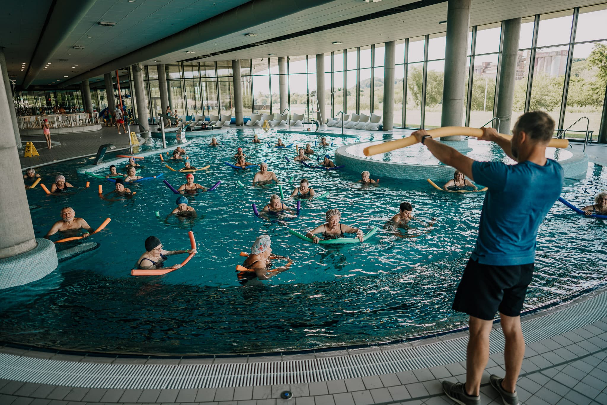Senjorų treniruotės baseine nuotrauka
